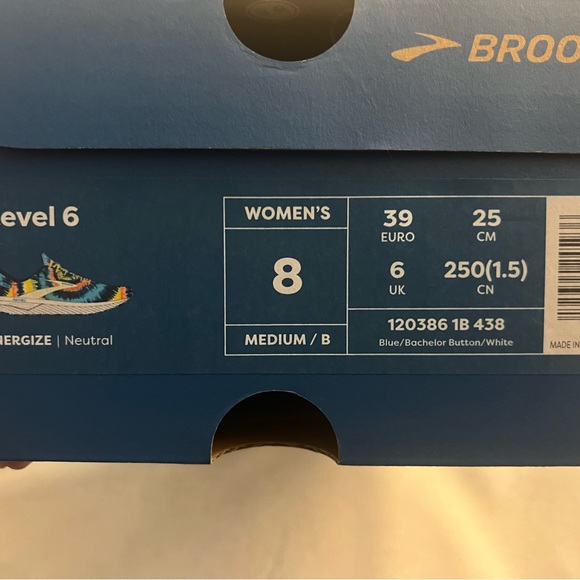 Women’s Brooks running shoes-NIB - Picture 2 of 2